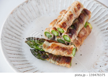 皿にのせたアスパラの肉巻き 皿にのせたアスパラの肉巻き 139476375