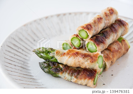 皿にのせたアスパラの肉巻き 皿にのせたアスパラの肉巻き 139476381