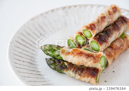 皿にのせたアスパラの肉巻き 皿にのせたアスパラの肉巻き 139476384