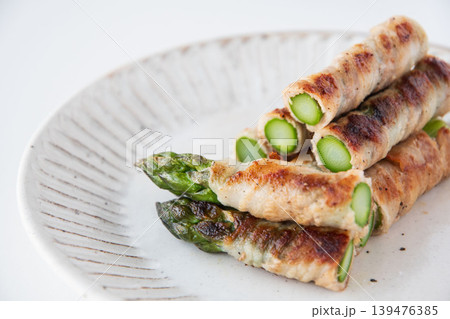 皿にのせたアスパラの肉巻き 皿にのせたアスパラの肉巻き 139476385