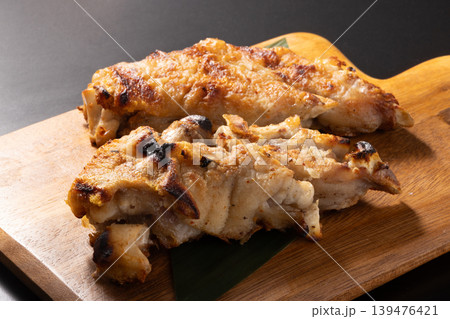 ［国産　豚肉］焼き豚足 139476421