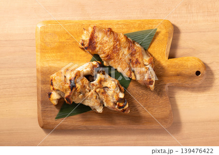 ［国産　豚肉］焼き豚足 139476422