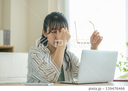 眼精疲労で眼鏡を外して休息する女性 眼精疲労で眼鏡を外して休息する女性 139476466