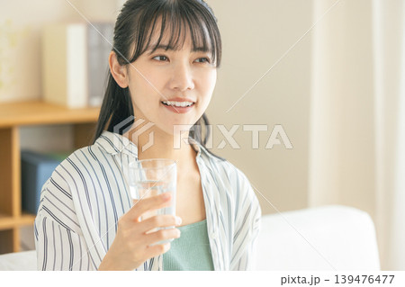 水を飲む若い女性 139476477