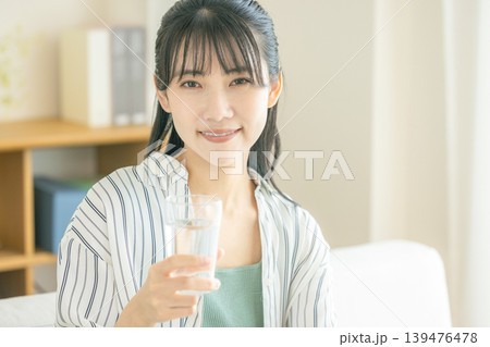 水を飲む若い女性 139476478