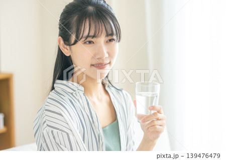 水を飲む若い女性 水を飲む若い女性 139476479