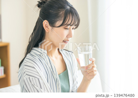 水を飲む若い女性 139476480