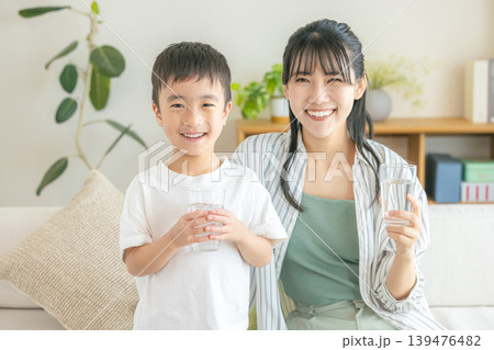 リビングで水を飲む家族 139476482