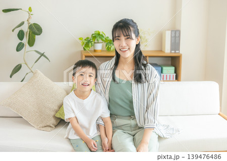 リビングでくつろぐ親子 リビングでくつろぐ親子 139476486