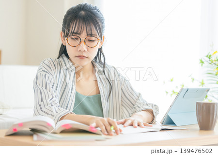 資格の勉強をする女性 資格の勉強をする女性 139476502