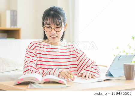 資格の勉強をする女性 資格の勉強をする女性 139476503