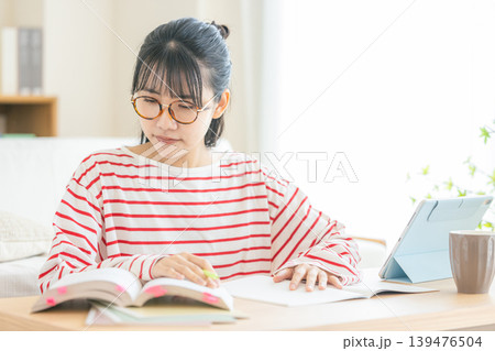 資格の勉強をする女性 資格の勉強をする女性 139476504