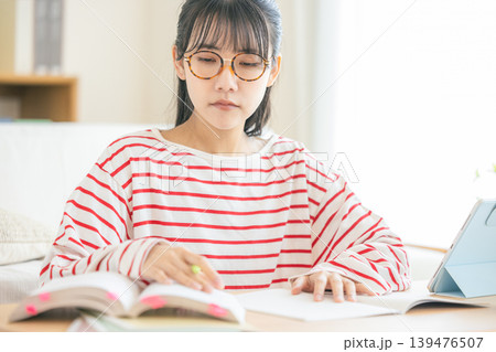 資格の勉強をする女性 資格の勉強をする女性 139476507