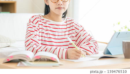 資格の勉強をする女性 資格の勉強をする女性 139476510