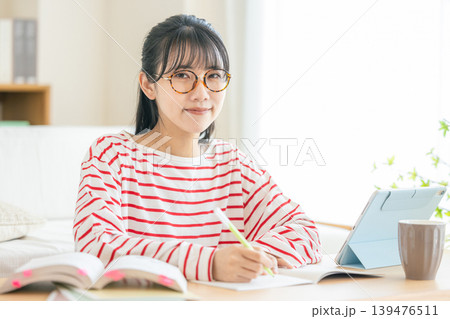 資格の勉強をする女性 資格の勉強をする女性 139476511