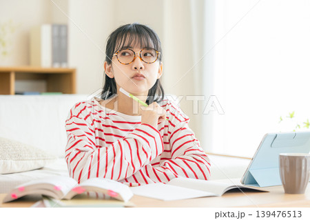 勉強に疲れた女性 勉強に疲れた女性 139476513