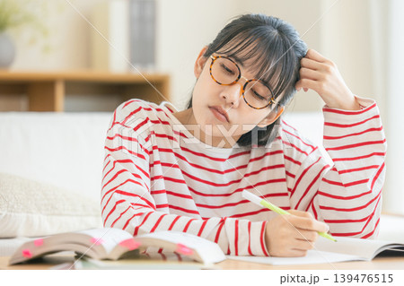 勉強に疲れた女性 勉強に疲れた女性 139476515