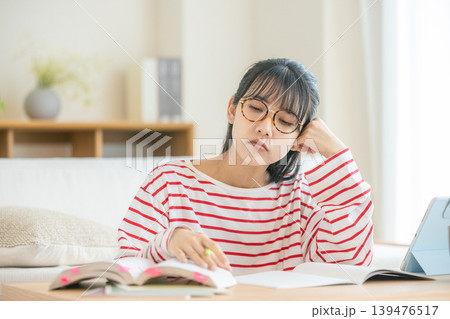 勉強に疲れた女性 勉強に疲れた女性 139476517