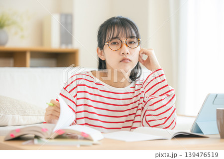 勉強に疲れた女性 勉強に疲れた女性 139476519