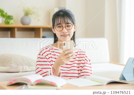 スマホを見る若い女性 139476521