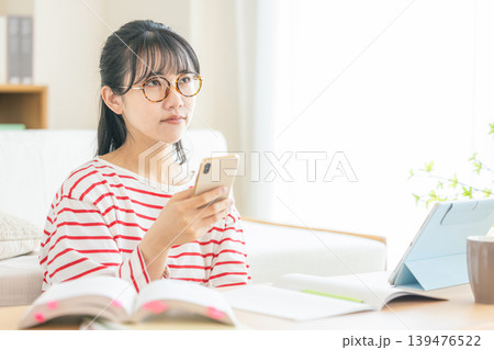 スマホを見る若い女性 スマホを見る若い女性 139476522