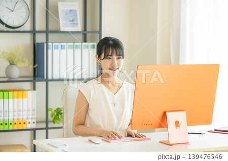 若い女性、ビジネスウーマン、オフィスカジュアル 139476546