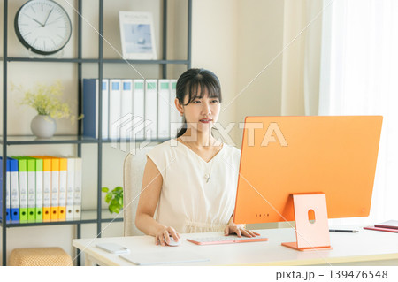 おしゃれな職場で働くエンジニア 139476548