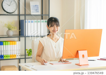 おしゃれな職場で働くエンジニア 139476549