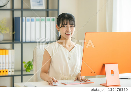 おしゃれな職場で働くエンジニア 139476550