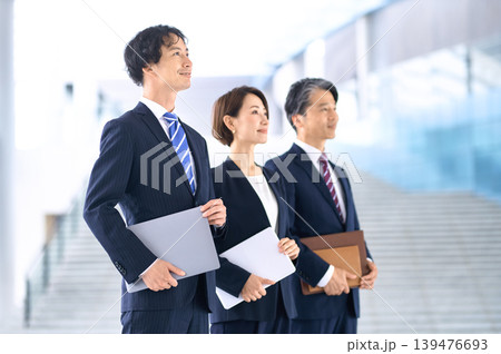 遠くを見つめる日本人ビジネスチーム 落ち着いた表情でビジョンを描く 139476693