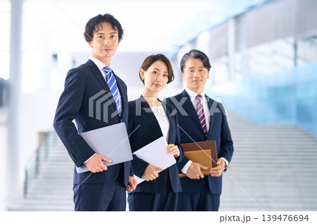 凛とした表情の日本人ビジネスチーム 階段前のプロフェッショナル 凛とした表情の日本人ビジネスチーム 階段前のプロフェッショナル 139476694