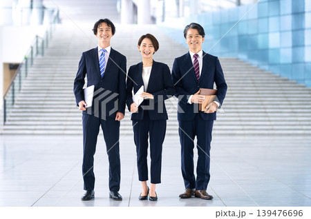 笑顔で並ぶ日本人ビジネスチーム 全身ショットのビジネスメンバー 139476696