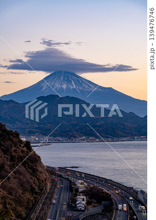 （静岡県）薩埵峠から望む富士山　夜明け 139476746