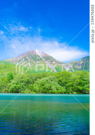 【絶景】初夏の上高地・新緑の大正池と焼岳【長野県】 139476888