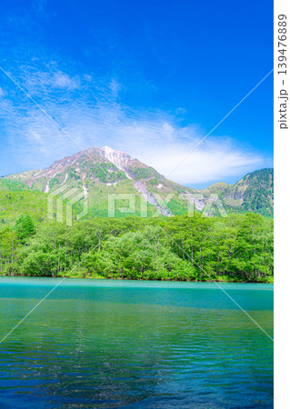 【絶景】初夏の上高地・新緑の大正池と焼岳【長野県】 【絶景】初夏の上高地・新緑の大正池と焼岳【長野県】 139476889