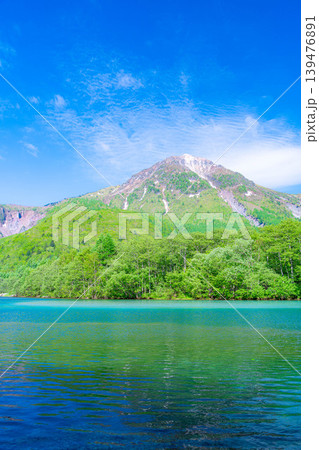 【絶景】初夏の上高地・新緑の大正池と焼岳【長野県】 【絶景】初夏の上高地・新緑の大正池と焼岳【長野県】 139476891