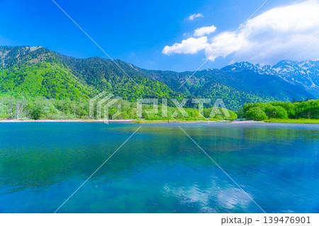 【絶景】初夏の上高地・新緑の大正池と穂高連峰【長野県】 【絶景】初夏の上高地・新緑の大正池と穂高連峰【長野県】 139476901