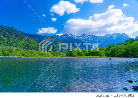 【絶景】初夏の上高地・新緑の大正池と穂高連峰【長野県】 【絶景】初夏の上高地・新緑の大正池と穂高連峰【長野県】 139476902