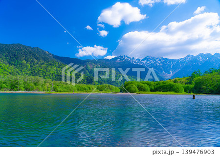 【絶景】初夏の上高地・新緑の大正池と穂高連峰【長野県】 【絶景】初夏の上高地・新緑の大正池と穂高連峰【長野県】 139476903