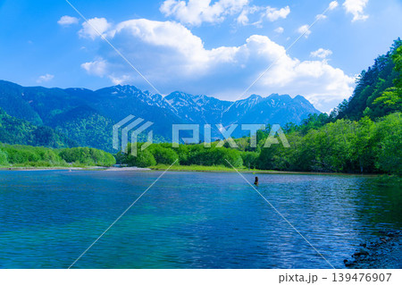 【絶景】初夏の上高地・新緑の大正池と穂高連峰【長野県】 【絶景】初夏の上高地・新緑の大正池と穂高連峰【長野県】 139476907