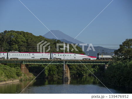 機関車に牽かれる新幹線スーパーコマチ 139476952