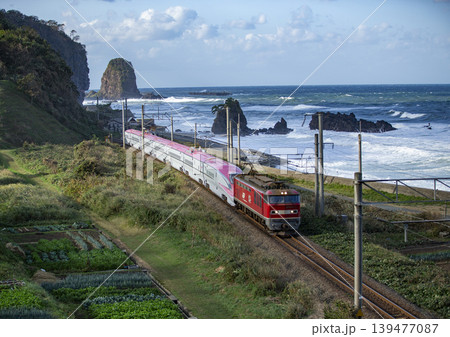 海岸沿いを行くスーパーコマチ新幹線 139477087