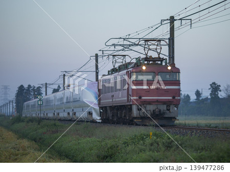 朝日を浴びて走る貨物列車 139477286