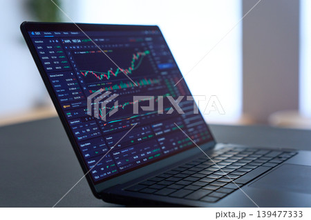 株式チャートが表示されたノートパソコン 139477333