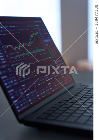 株式チャートが表示されたノートパソコン 139477338