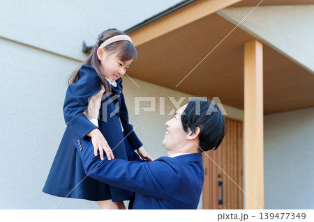 自宅の前で女の子を持ち上げるお父さん 自宅の前で女の子を持ち上げるお父さん 139477349