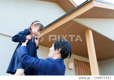 自宅の前で女の子を持ち上げるお父さん 自宅の前で女の子を持ち上げるお父さん 139477351