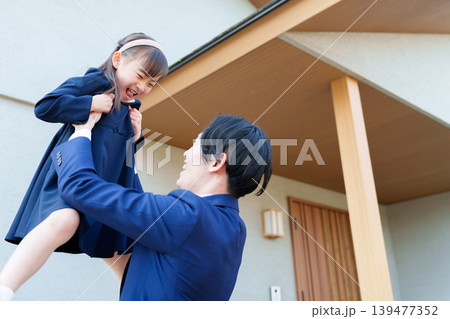自宅の前で女の子を持ち上げるお父さん 自宅の前で女の子を持ち上げるお父さん 139477352