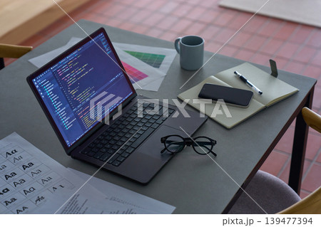 ノートパソコンの画面に表示されたプログラムコード ノートパソコンの画面に表示されたプログラムコード 139477394