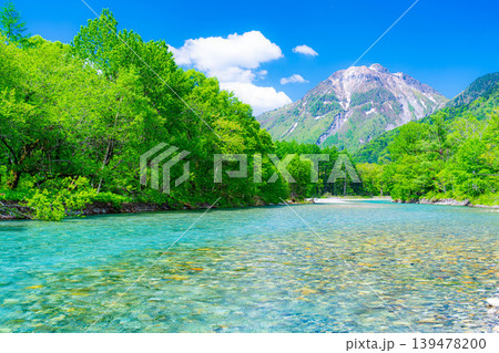 【絶景】初夏の上高地・新緑の梓川と焼岳【長野県】 【絶景】初夏の上高地・新緑の梓川と焼岳【長野県】 139478200